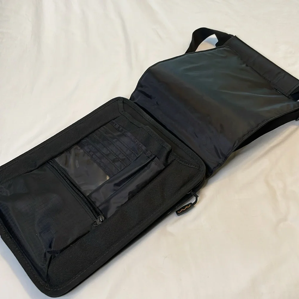 HIGHER GROUND‎ Profile Slim Top Loading Compact Shoulder Bag for Tablet Laptop